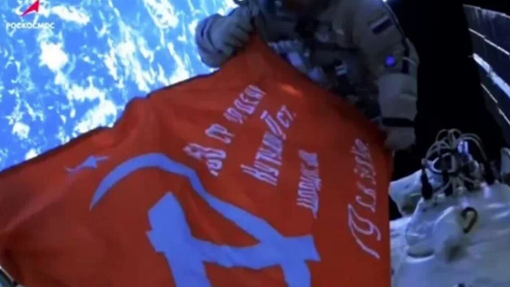 Cosmonautas rusos exhiben en la ISS la Bandera de la Victoria