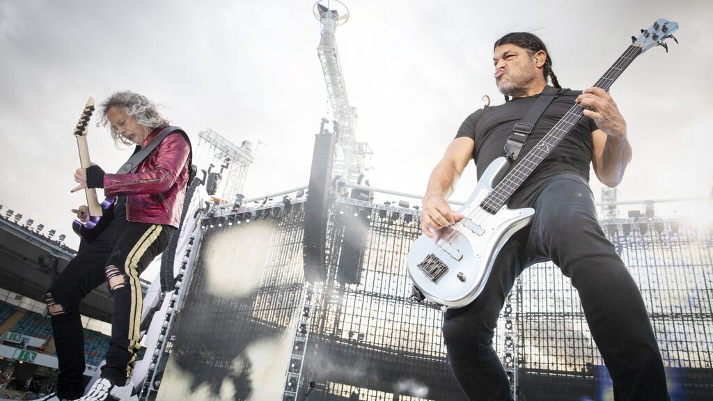 Caos en el último concierto de Metallica: fans subidos a camiones y policías con gas pimienta