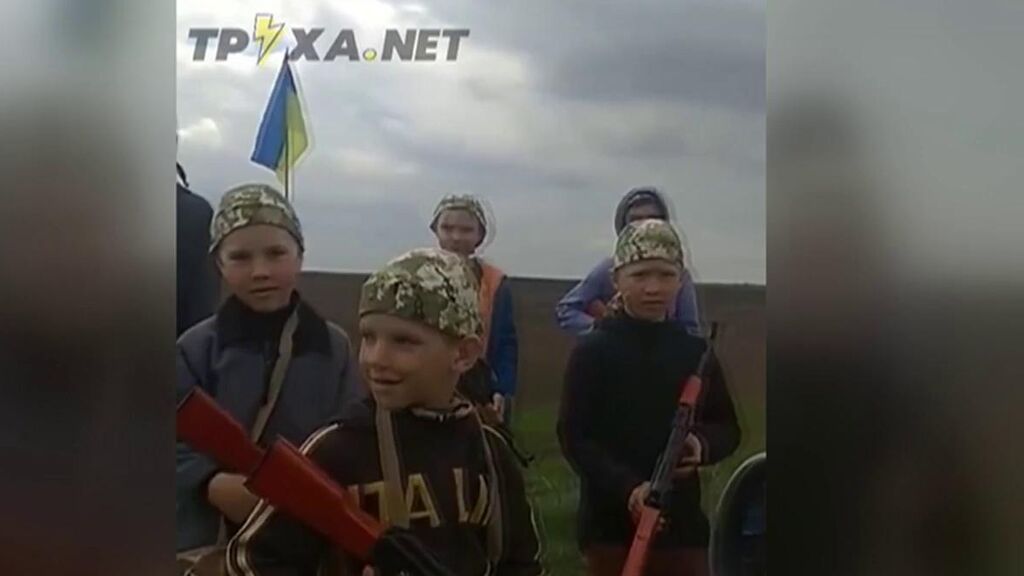 Los niños juegan a la guerra en Ucrania