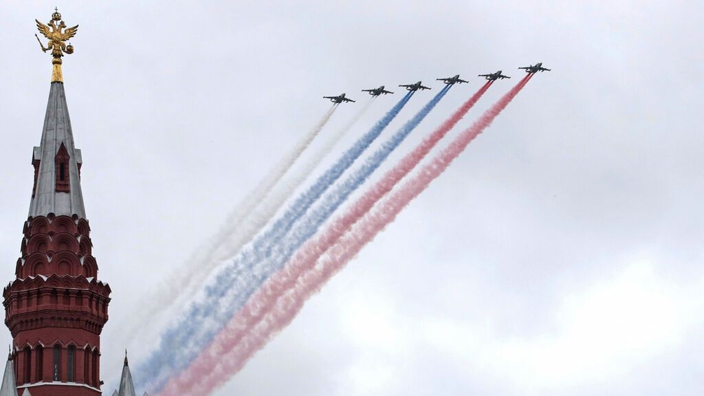 EuropaPress_3696867_handout_09_may_2021_russia_moscow_russian_warplanes_fly_over_red_square