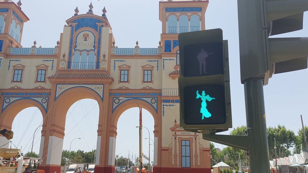 Los semáforos de Sevilla preparados para la feria: los monigotes se visten de guitarrista y de flamenca