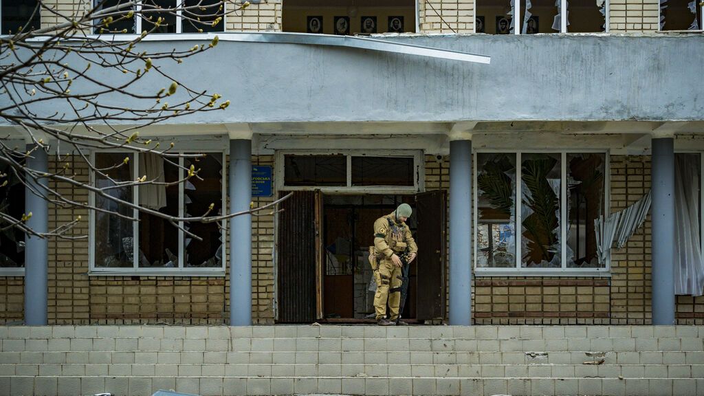 EuropaPress_4392174_19_april_2022_ukraine_mykolaiv_ukrainian_soldier_patrols_destroyed_village
