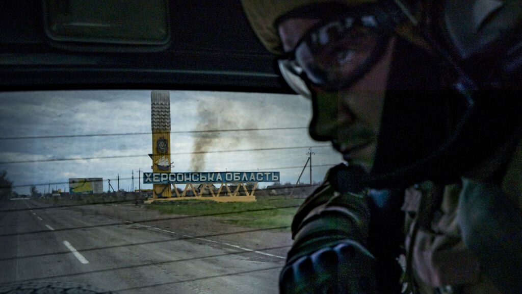 EuropaPress_4392176_19_april_2022_ukraine_mykolaiv_ukrainian_soldiers_patrol_at_the_entrance_of