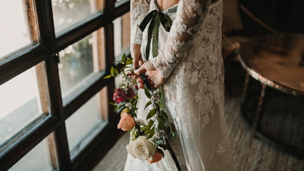 Estas son las mejores ideas de regalos para darle a la amiga que se casa: desde una bata personalizada al ramo de flores.