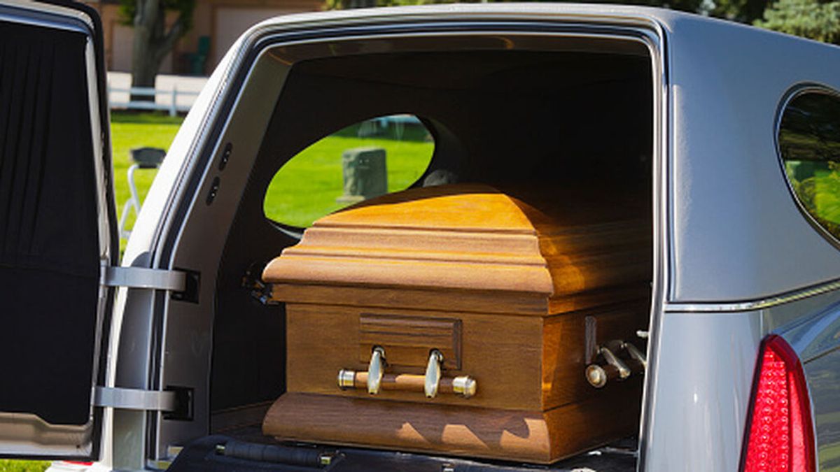 Una mujer 'revive' y golpea el ataúd cuando estaba a punto de ser enterrada: horas después murió