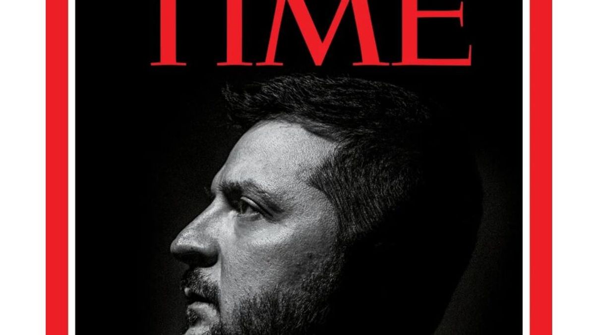 Volodimir Zelenski en la portada de Time:  duerme en un catre en un búnker y se salvó de ser secuestrado por Putin