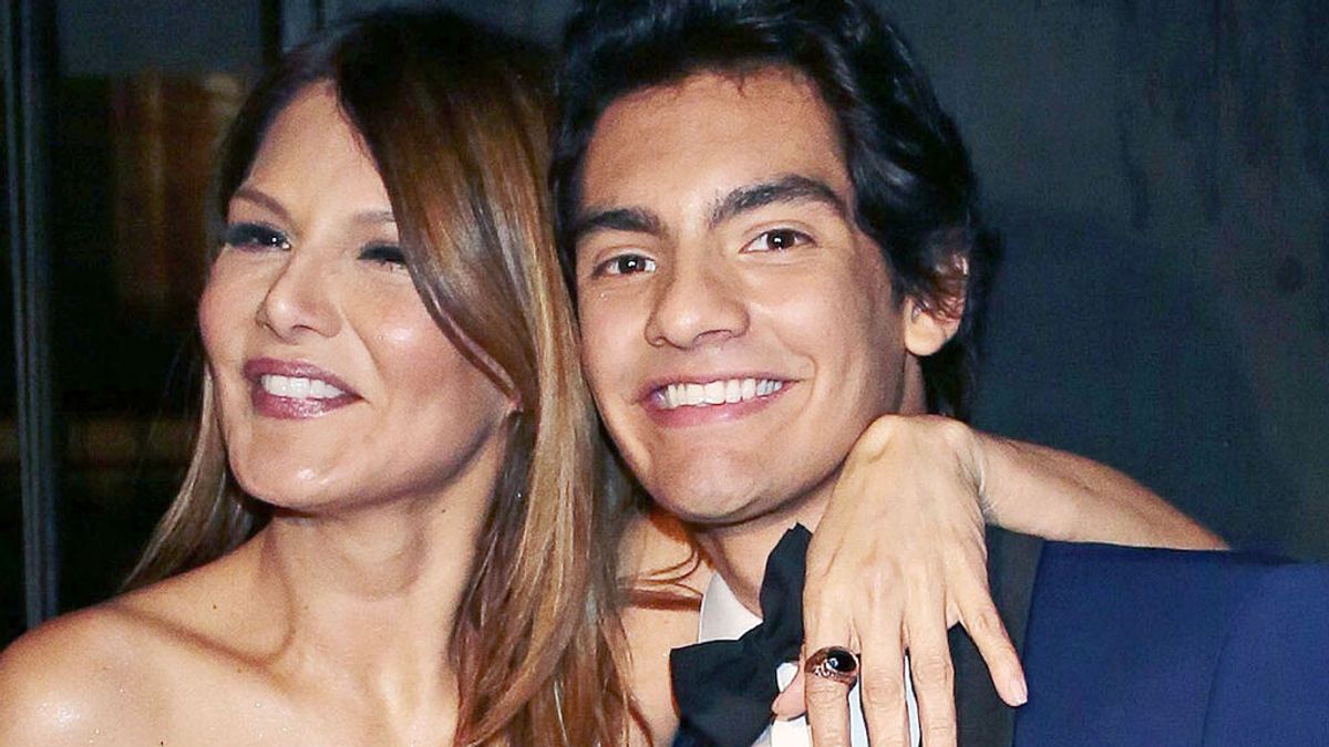 Alejandro Reyes con su madre, Ivonne Reyes, en una imagen de archivo Alejandro Reyes con su madre, Ivonne Reyes, en una imagen de archivo