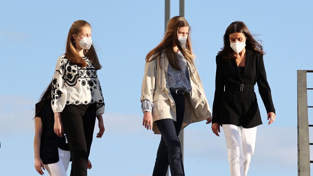 EuropaPress_4386120_reina_letizia_infantas_centro_atencion_acogida_derivacion_refugiados