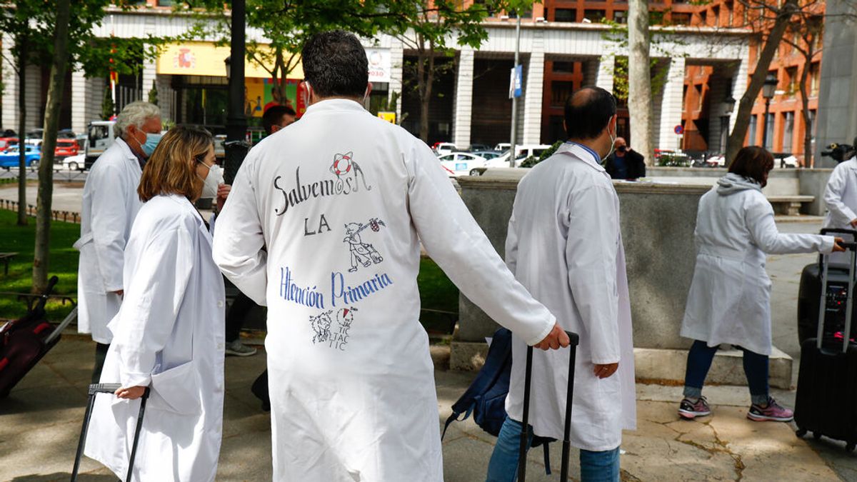 Médicos y facultativos madrileños irán a huelga indefinida el 9 de mayo para luchar contra la temporalidad de sus contratos