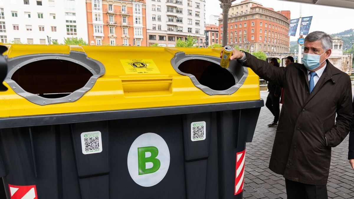 Bilbao premia el reciclaje de plástico y latas con patinetes eléctricos Bilbao premia el reciclaje de plástico y latas con patinetes eléctricos