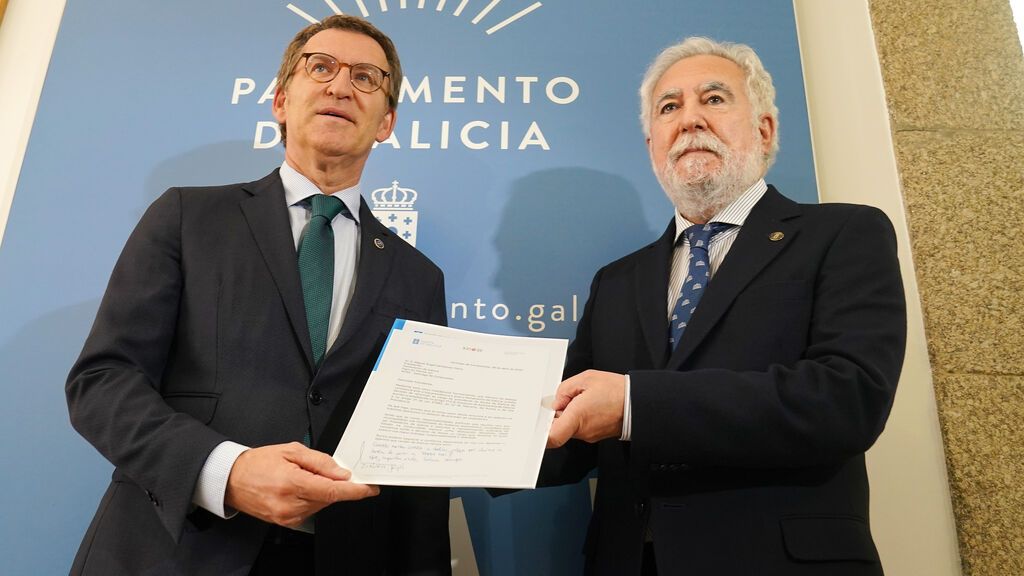 Feijóo entrega su carta de renuncia al presidente del Parlamento de Galicia