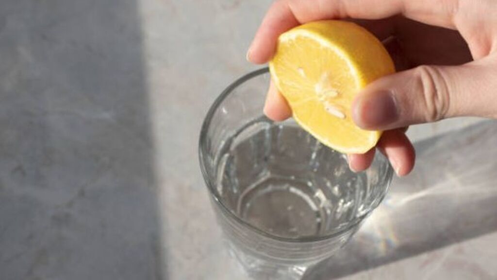 El agua con limón podrá eliminar las manchas de las prendas blancas.