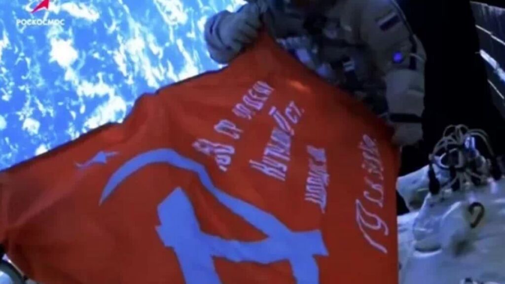 Cosmonautas rusos exhiben en la ISS la Bandera de la Victoria