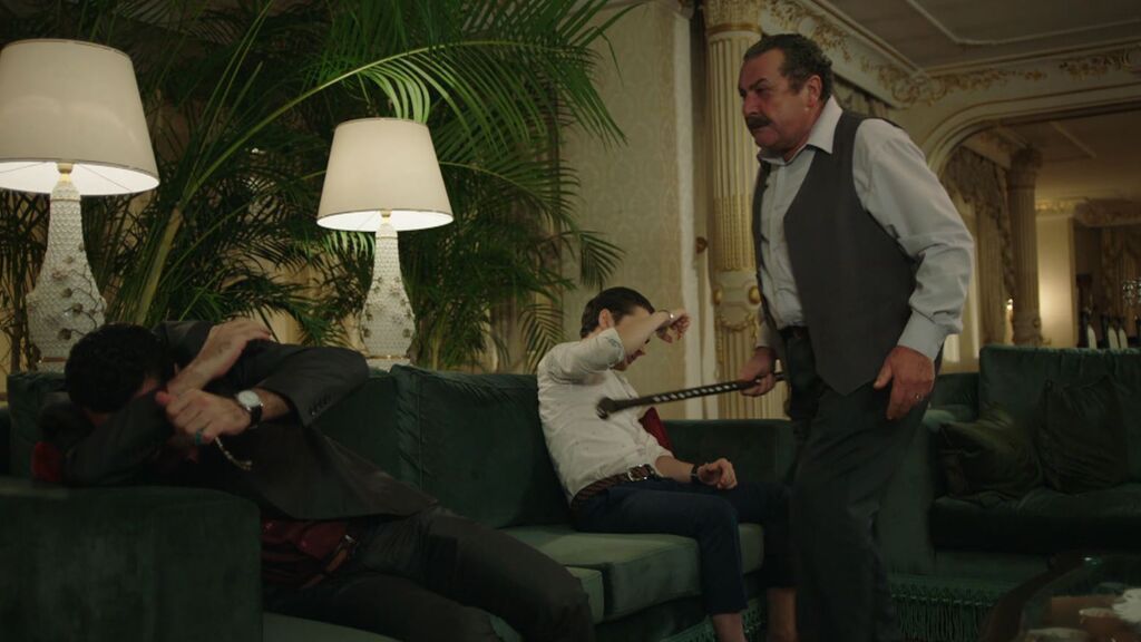 Yakup se enfada con Hasan y Ejder