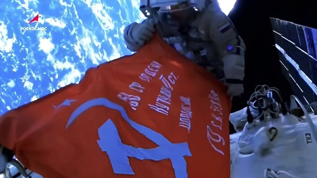 Dos cosmonautas rusos exhiben la Bandera de la Victoria en el exterior de la ISS
