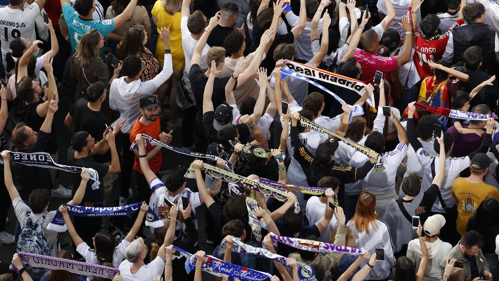 Los aficionados del Real Madrid celebran su título de Liga, en imágenes