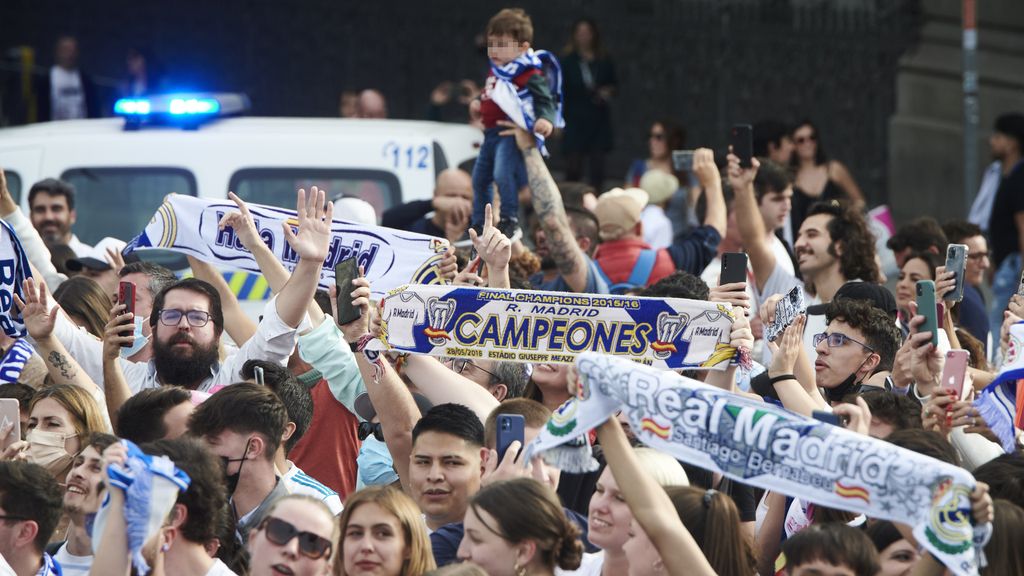 Los aficionados del Real Madrid celebran su título de Liga, en imágenes