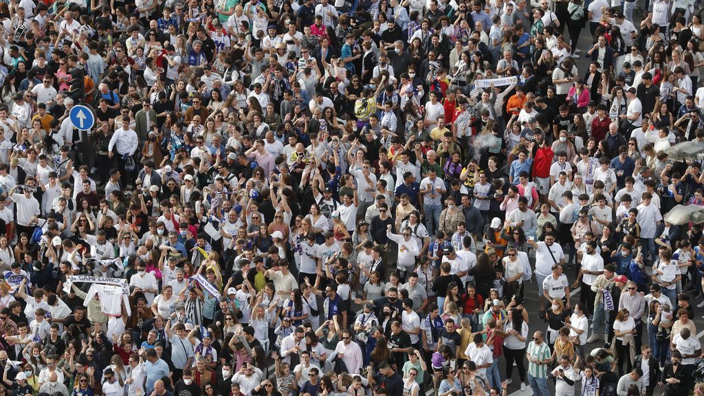 Los aficionados del Real Madrid celebran su título de Liga, en imágenes