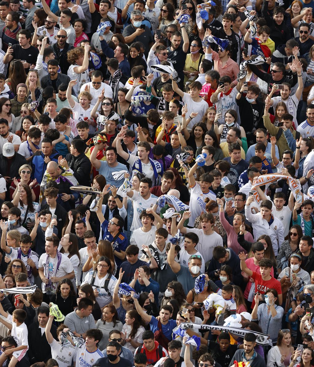 Los aficionados del Real Madrid celebran su título de Liga, en imágenes