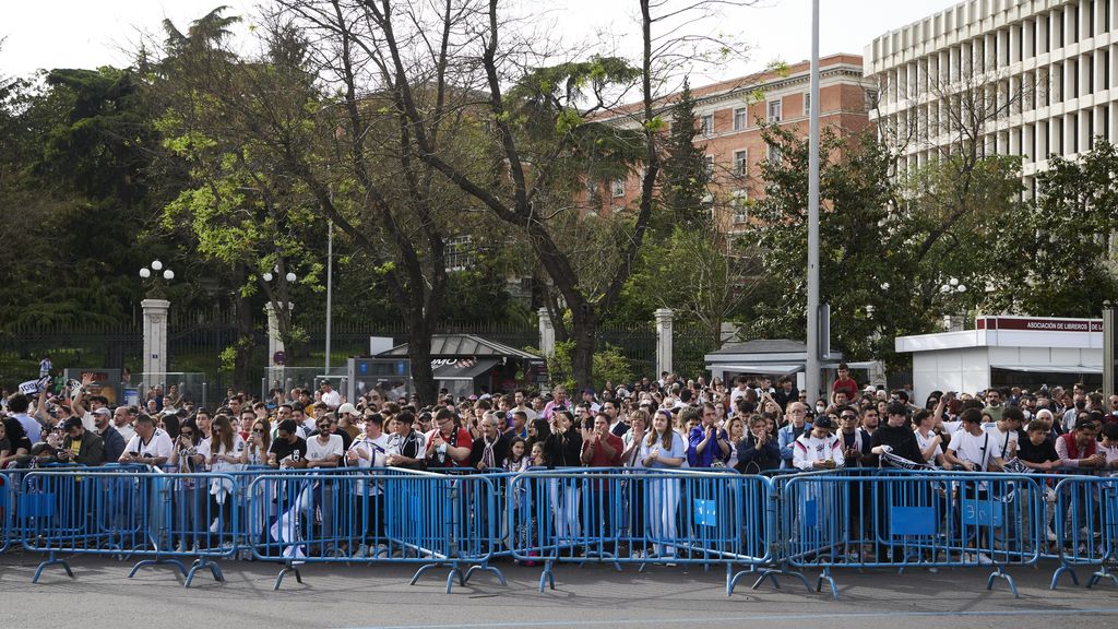 Los aficionados del Real Madrid celebran en la plaza de Cibeles de Madrid el título de Liga, en imágenes