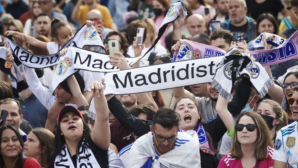 Los aficionados del Real Madrid celebran su título de Liga, en imágenes