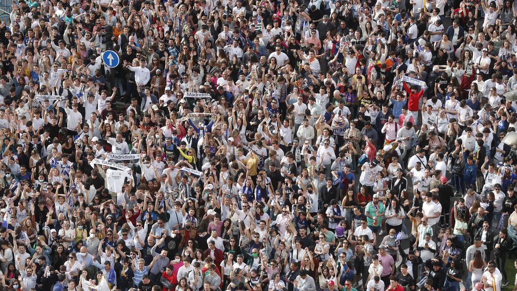 Los aficionados del Real Madrid celebran en la plaza de Cibeles de Madrid el título de Liga, en imágenes