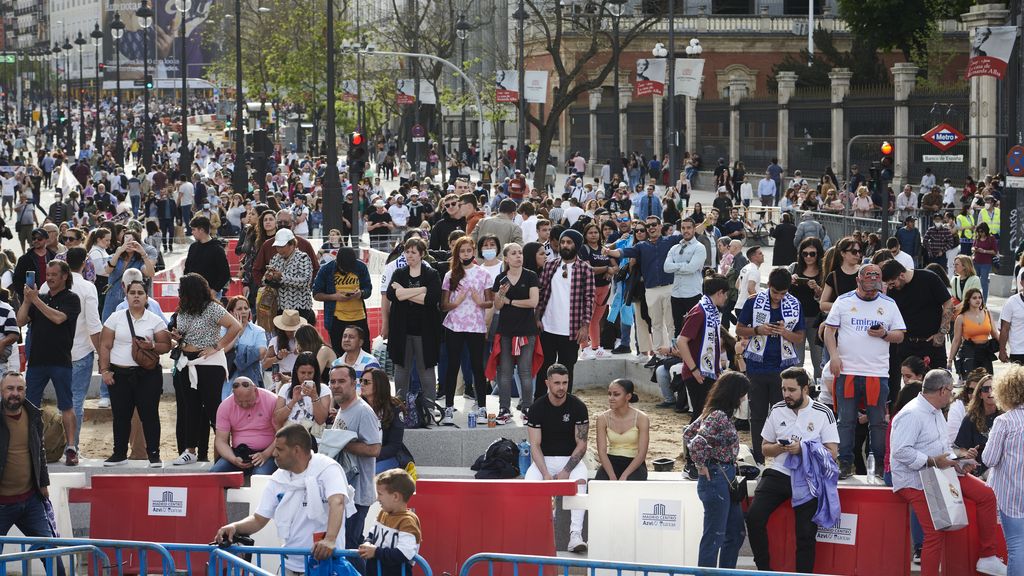 Los aficionados del Real Madrid celebran su título de Liga, en imágenes