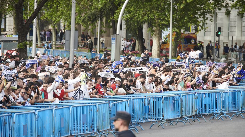 Los aficionados del Real Madrid celebran su título de Liga, en imágenes