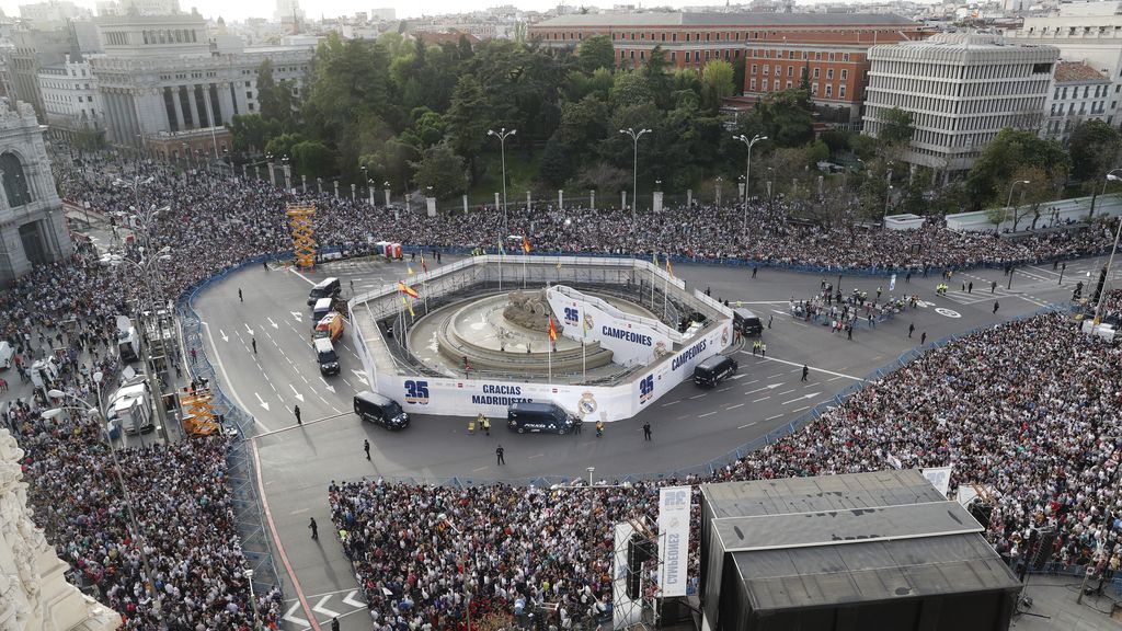 Los aficionados del Real Madrid celebran su título de Liga, en imágenes
