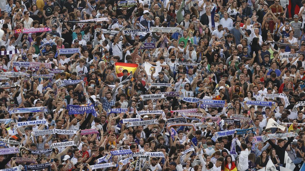 Los aficionados del Real Madrid celebran su título de Liga, en imágenes