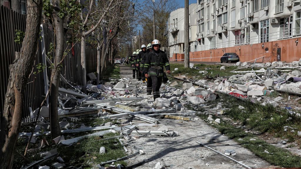 Bomberos entre escombros en la ciudad ucraniana de Odesa