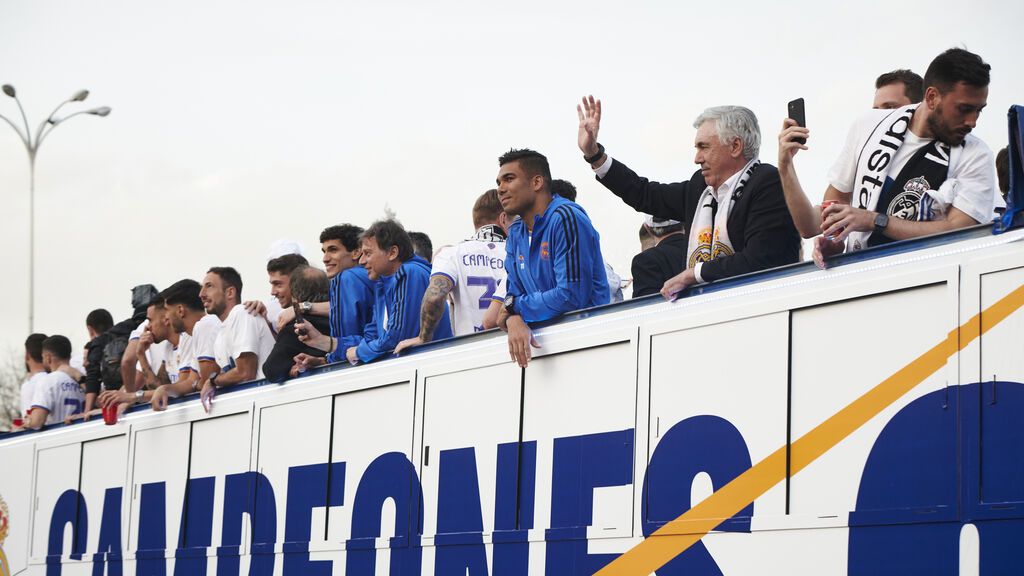Los aficionados del Real Madrid celebran en la plaza de Cibeles de Madrid el título de Liga, en imágenes