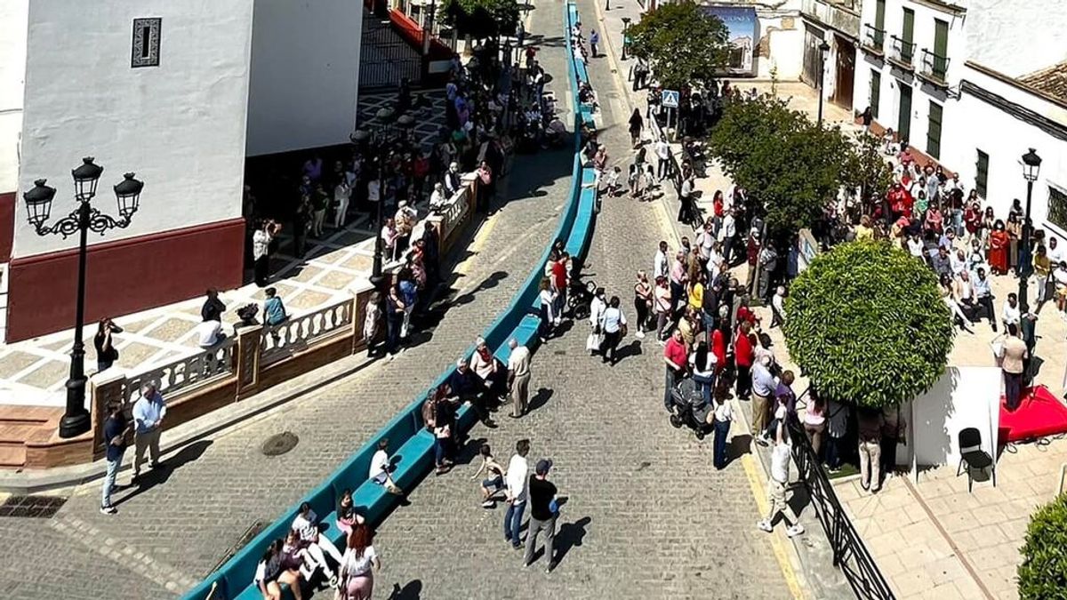 Pilas (Sevilla) presenta el "sofá más largo de España" con una longitud de 500 metros y capacidad para mil personas Pilas (Sevilla) presenta el "sofá más largo de España" con una longitud de 500 metros y capacidad para mil personas