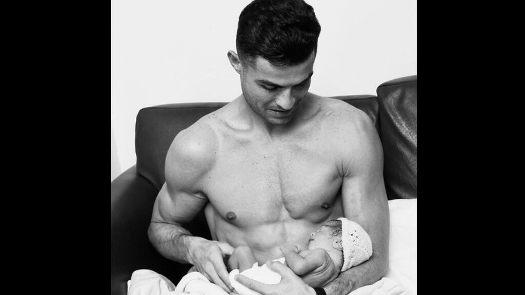 El tierno posado de Cristiano Ronaldo junto a su hija recién nacida: "Amor para siempre"