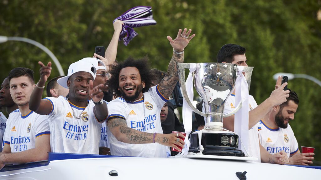 Los aficionados del Real Madrid celebran en la plaza de Cibeles de Madrid el título de Liga, en imágenes