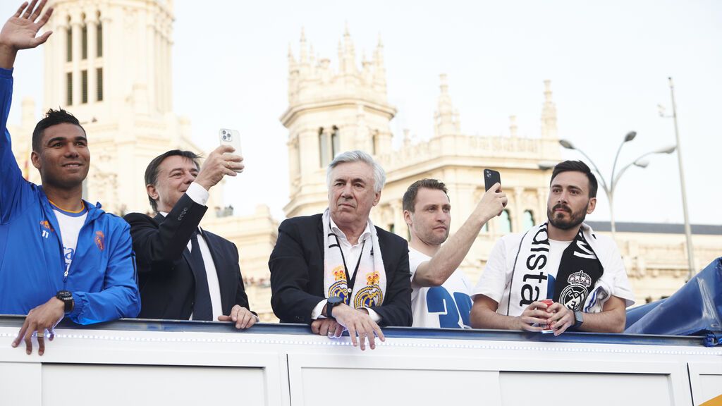 Los aficionados del Real Madrid celebran en la plaza de Cibeles de Madrid el título de Liga, en imágenes