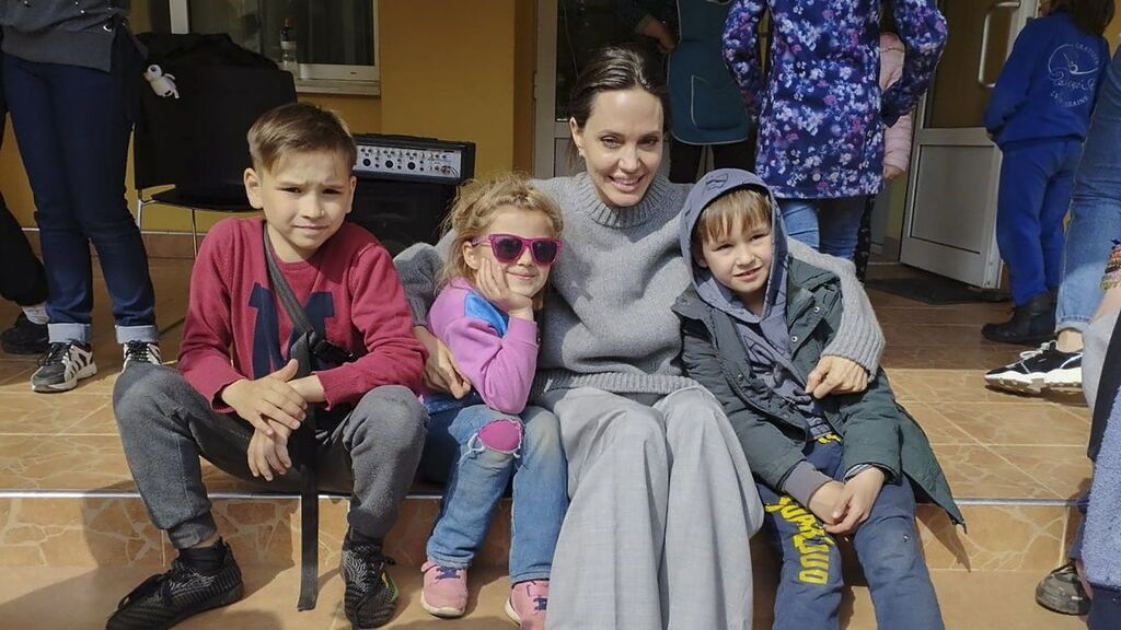 Angelina Jolie viaja a Leópolis para ayudar a niños heridos y voluntarios ucranianos