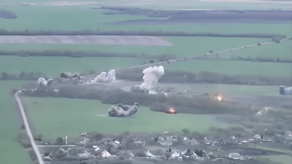 Ucrania publica imágenes de un bombardeo masivo contra un convoy militar ruso en Izium