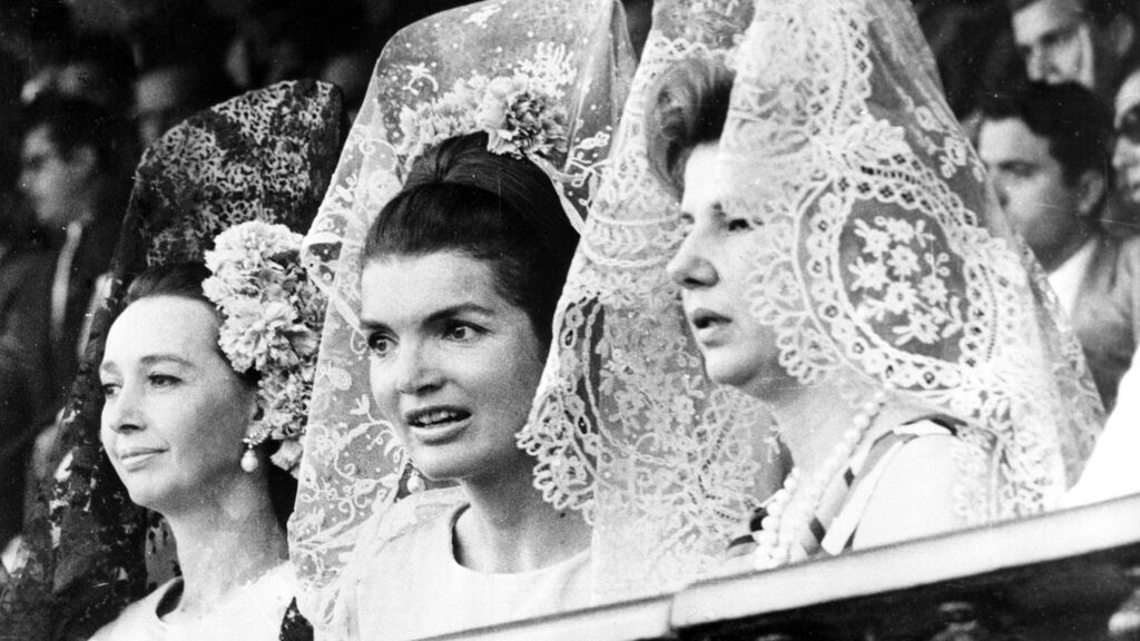 Jacqueline Kennedy en los toros durante su visita en Sevilla, en 1966.