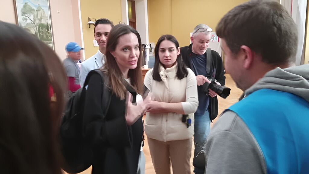 La actriz Angelina Jolie visita por sorpresa la ciudad ucraniana de Leópolis