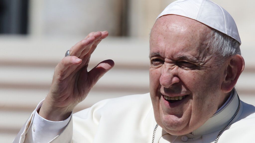 EuropaPress_4410368_27_april_2022_vatican_vatican_city_pope_francis_waves_as_he_arrives_to_lead