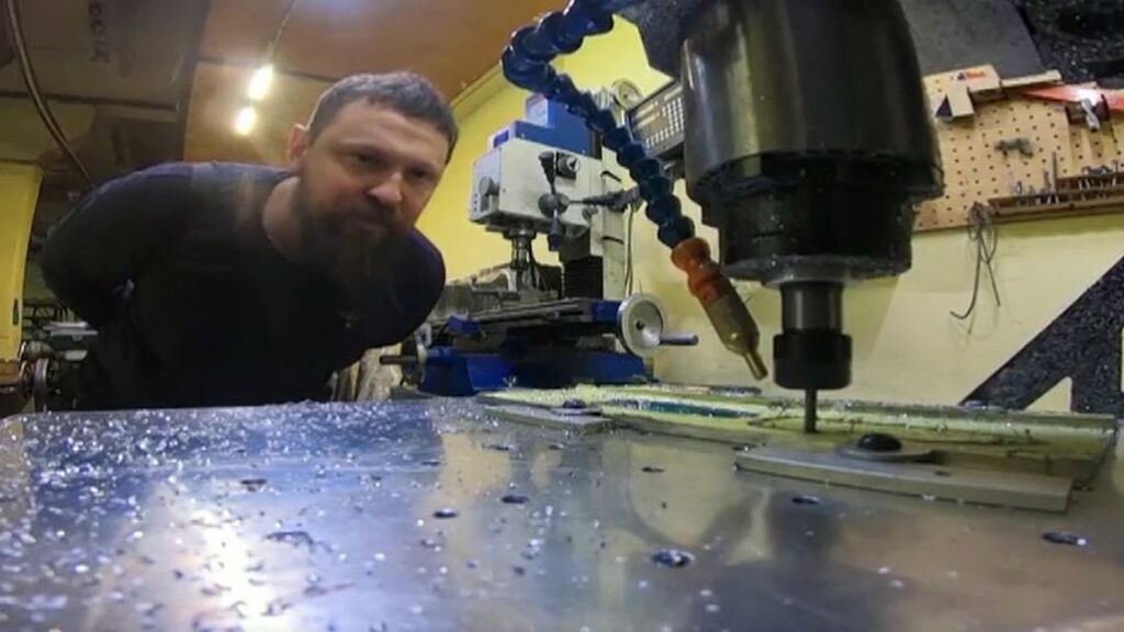 Un ucraniano recicla los restos de un avión de combate ruso para fabricar llaveros