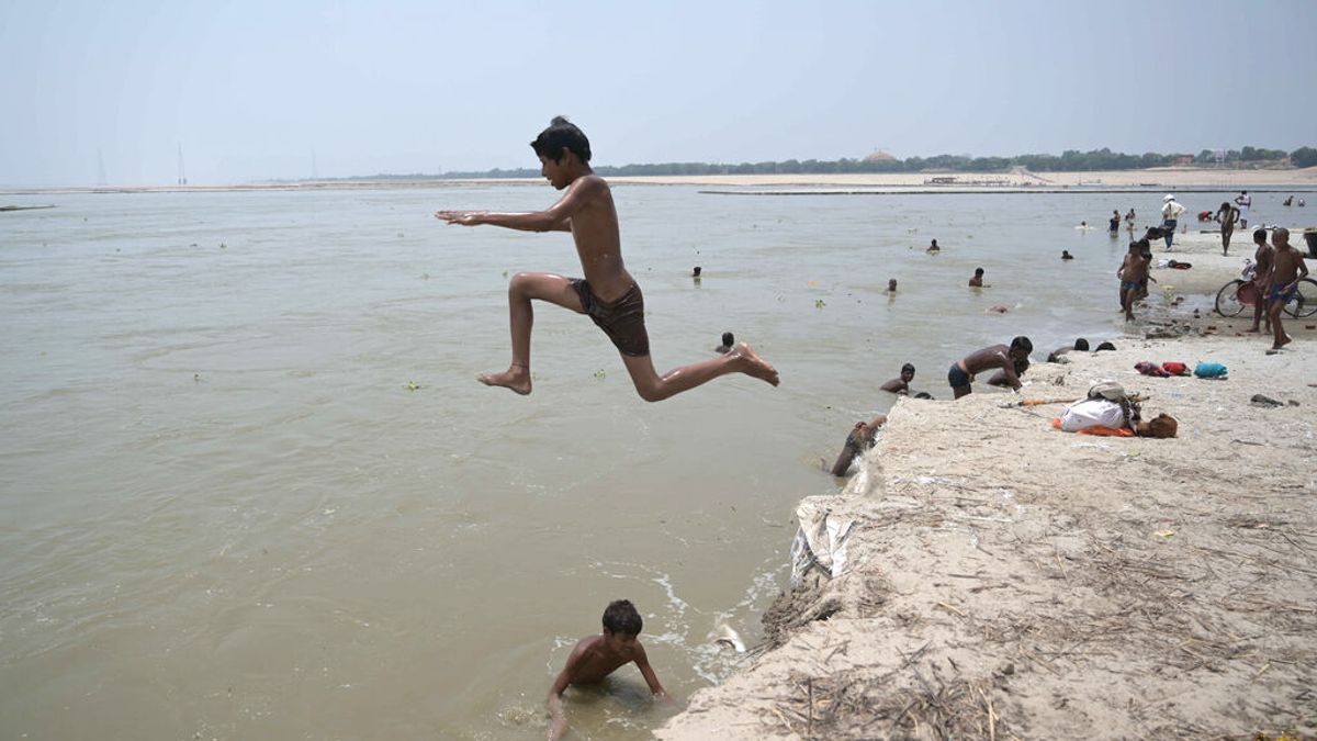 EuropaPress_3174370_31_may_2020_india_prayagraj_boys_jump_into_ganga_river_to_beat_the