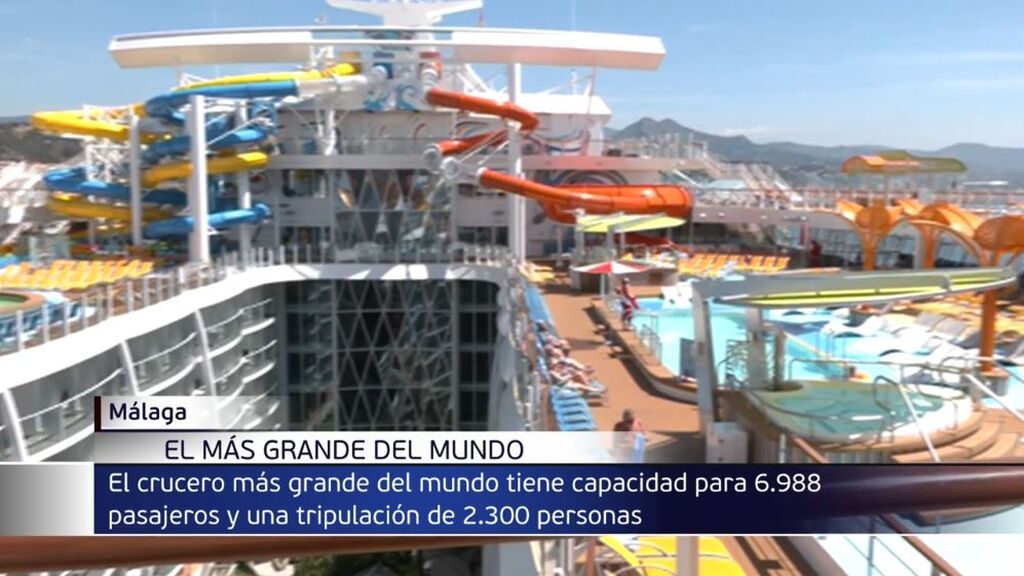 El crucero más grande del mundo atraca en el puerto de Málaga