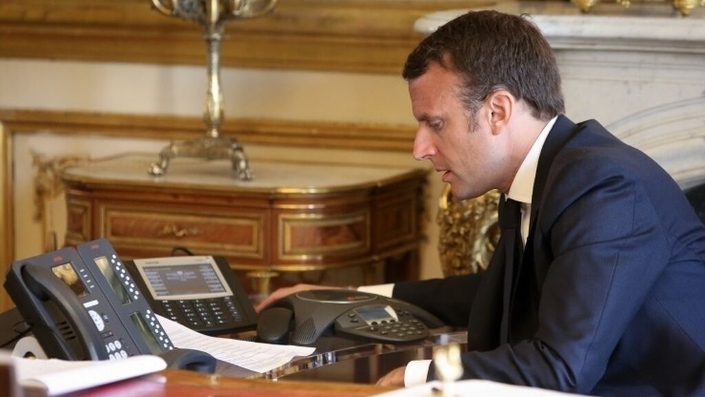 El presidente de Francia, Emmanuel Macron, hablando por teléfono
