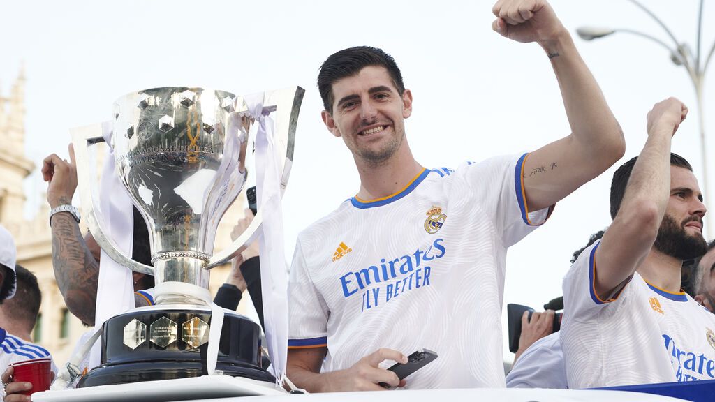 Los aficionados del Real Madrid celebran en la plaza de Cibeles de Madrid el título de Liga, en imágenes