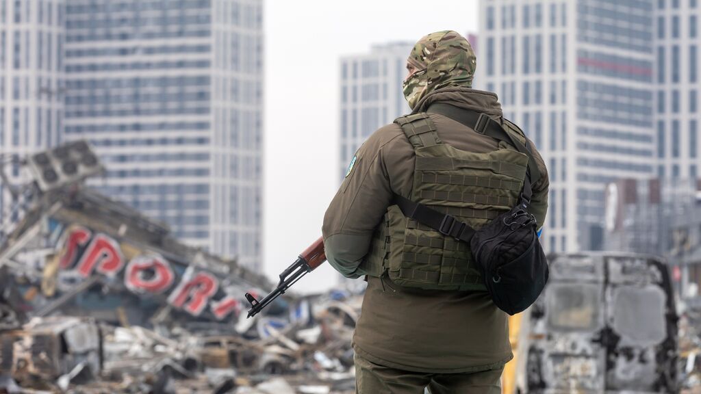 Un militar ucraniano junto a un centro comercial destruido en Kiev