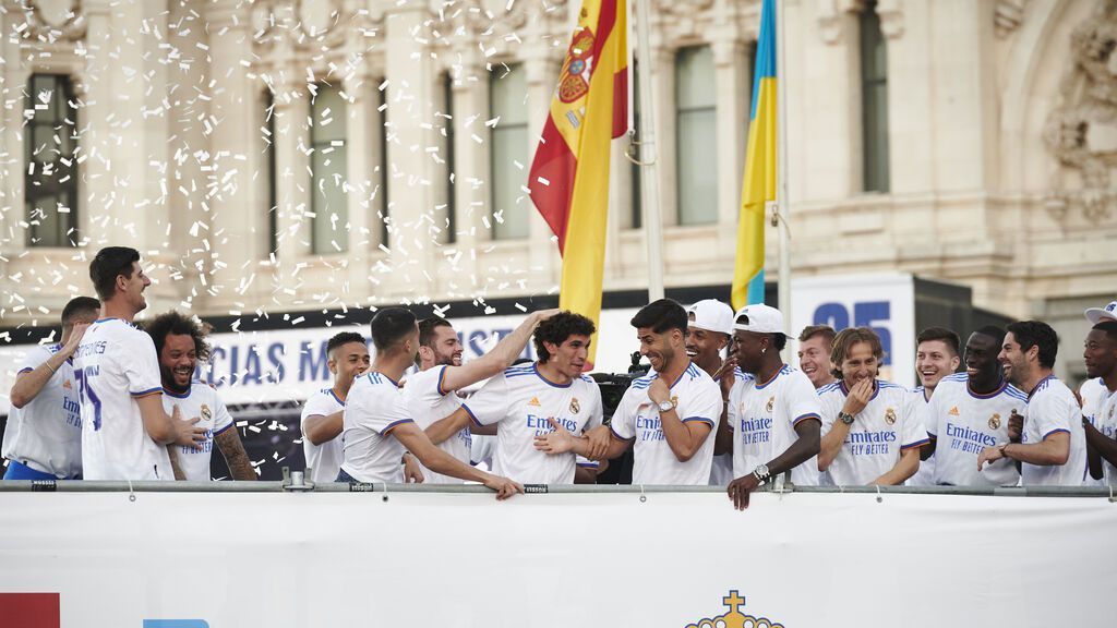 Los aficionados del Real Madrid celebran en la plaza de Cibeles de Madrid el título de Liga, en imágenes