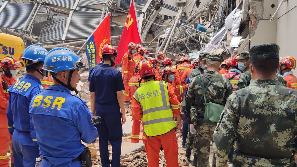 19 atrapados y 39 desaparecidos tras el colapso de un edificio de ocho pisos en el centro de China