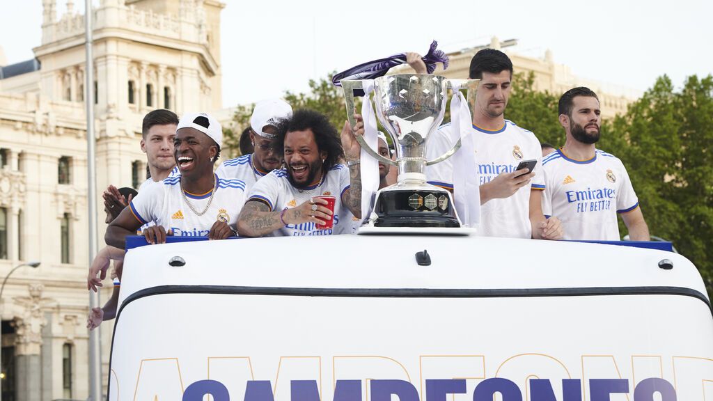 Los aficionados del Real Madrid celebran en la plaza de Cibeles de Madrid el título de Liga, en imágenes